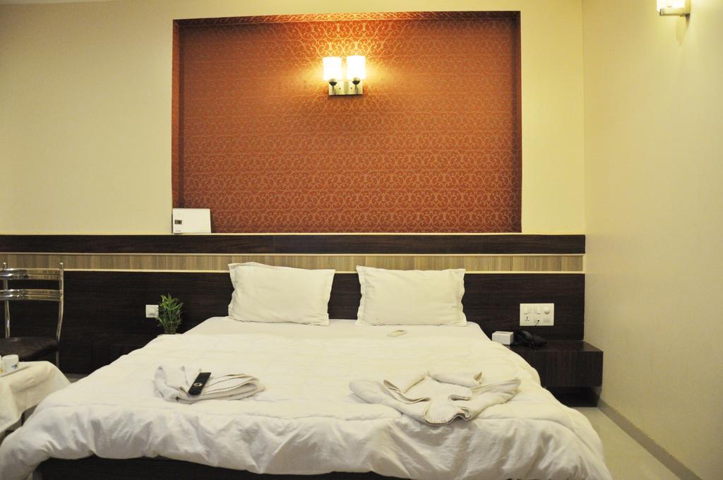 שירדי Hotel Sai Pancham חדר תמונה